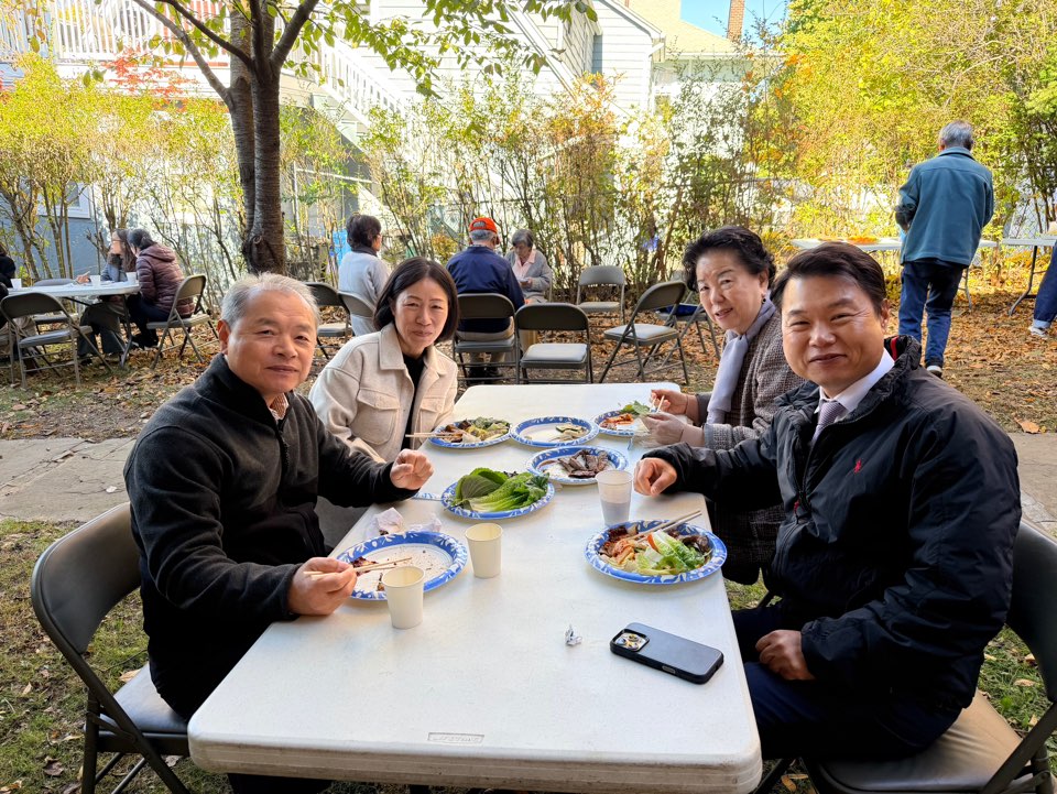 가을 피크닉 · 교회 정원 식탁에서 함께 식사하며 웃는 교회 가족들