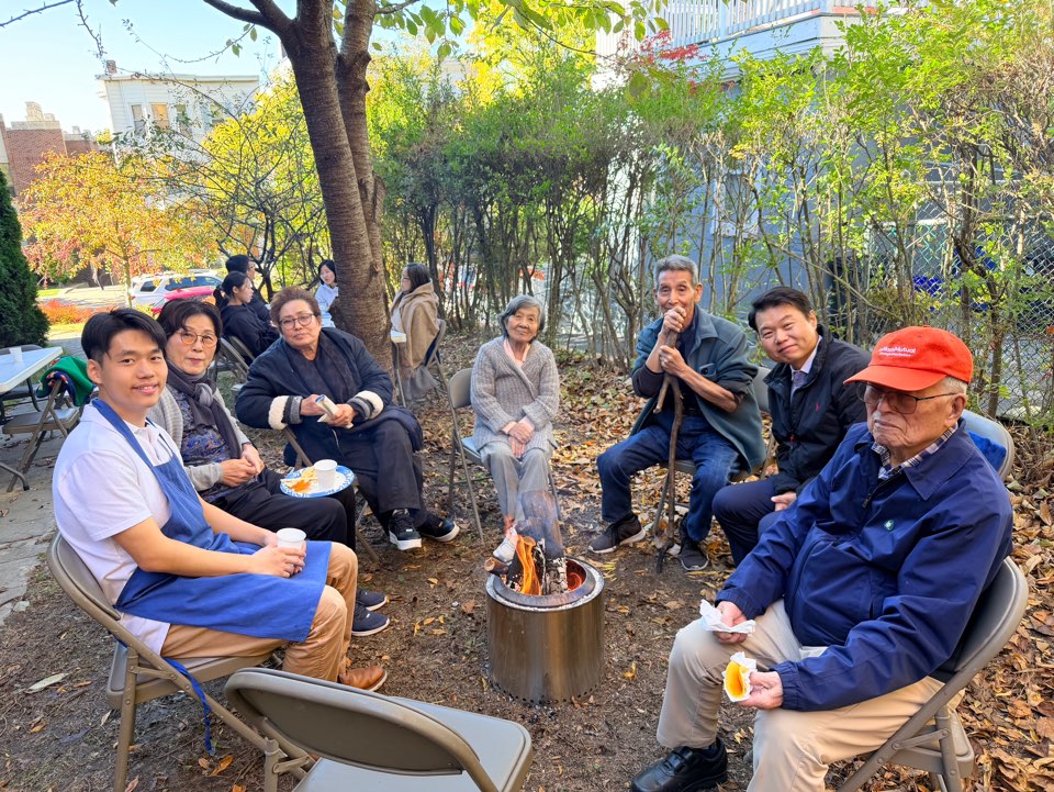 가을 피크닉 · 가을 교회 정원 모닥불 주위에 함께 모인 온 세대 교회 가족들